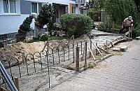 Slalomem do klatki. "Przechodnie śmieją się z naszego bloku"