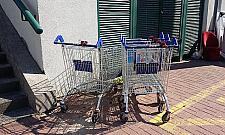 Plaga porzuconych wózków. "Czereśniactwo z ludzi wychodzi"