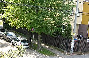 Znaki stoją, samochody parkują. Rozgoryczenie w Falenicy