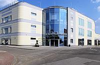 Dworzec bez kas biletowych. Budynkiem zarządza biblioteka