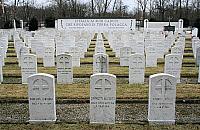 Mały cmentarz w faszystowskim stylu. Ciekawostka z Wrzeciona