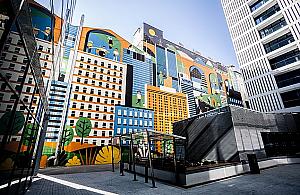 Mural, "gorseciki" i auta na prąd. Nowy biurowiec w Warszawie