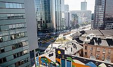 Mural, "gorseciki" i auta na prąd. Nowy biurowiec w Warszawie