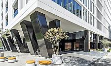 Mural, "gorseciki" i auta na prąd. Nowy biurowiec w Warszawie