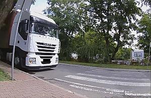 Potrącenie na osiedlowej uliczce. "Wielokrotnie alarmowałam policję"