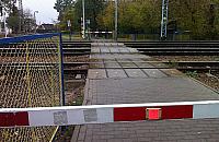 Niebezpieczne przejście przez tory. "Przeciągają rowery pod szlabanami"