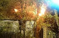 Nocny po�ar przy Czarodzieja. Sp�on�� dom
