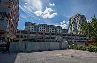 Resztki "Kasprzaka" straszą. Kiedy zastąpi je biurowiec?