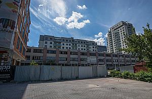 Resztki "Kasprzaka" straszą. Kiedy zastąpi je biurowiec?