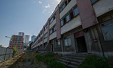 Resztki "Kasprzaka" straszą. Kiedy zastąpi je biurowiec?