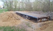 Naczepa, a na niej buda. Tak się buduje w Warszawie