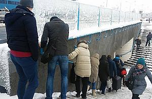 Tak się chodzi po Warszawie. "Brakuje łańcuchów jak na Orlej Perci"