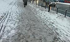 Tak się chodzi po Warszawie. "Brakuje łańcuchów jak na Orlej Perci"