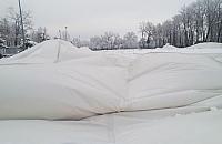 Balon sportowy leży pod śniegiem