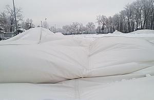 Balon sportowy leży pod śniegiem