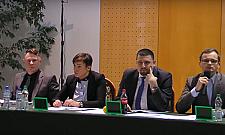 Co radni robią na sesji? Połowa filmuje drugą połowę