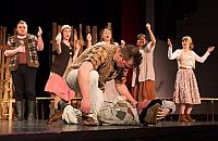 M�czy�ni schodz� do podziemia. Kabaret na Nowy Rok