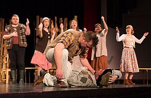 Mężczyźni schodzą do podziemia. Kabaret na Nowy Rok