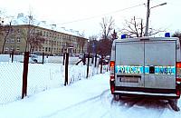 Pedofil przed szko�� przy Podr�niczej? Policja sprawdza zg�oszenie
