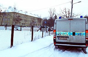 Pedofil przed szkołą przy Podróżniczej? Policja sprawdza zgłoszenie