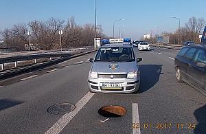 Pokrywa studzienki wystrzeliła spod kół. O włos od tragedii na Modlińskiej