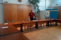 Polityczna szopka w ratuszu Białołęki. Dwóch radnych na sesji