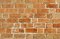 Wielka ściana z napisem "Bóg Honor Ojczyzna" przed ratuszem?