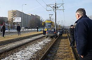 Przejechał po torach 50 metrów, zablokował tramwaje