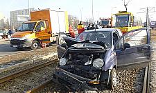 Przejechał po torach 50 metrów, zablokował tramwaje
