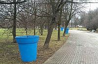 Plastikowe donice stanęły w parku. "Straszny kicz"