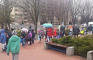 Strach przed obcymi sparaliżował szkołę? Balkonowa na kartę