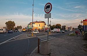 Piesi na schody, kierowcom lżej. Kładka wraca na Płowiecką