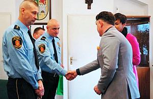 Uratowali człowieka leżącego na lodzie