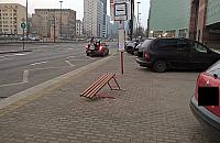 Auta opanowa�y p�tl� 518. Ogromny parking �wieci pustkami