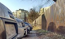 Na trawie, na chodniku. Parkowanie po bemowsku