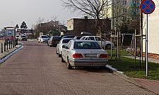 Na trawie, na chodniku. Parkowanie po bemowsku