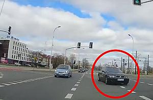 O włos od tragedii. Taksówka jechała pod prąd