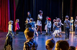 "Chatka pełna bajek". Dzieci stworzą własny spektakl