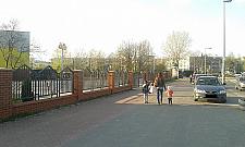 Zastawiony chodnik, zniszczony trawnik. Na mszę koniecznie samochodem