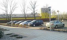 Zastawiony chodnik, zniszczony trawnik. Na mszę koniecznie samochodem