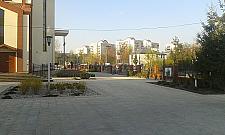 Zastawiony chodnik, zniszczony trawnik. Na mszę koniecznie samochodem