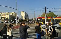 Tramwaje pędzą, piesi czekają. "Zrezygnujmy z priorytetu"