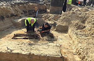 Siedemnaście szkieletów na Bródnie. "Zabici metodą katyńską"