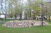 Ofiar nie było, pomniki są. Absurd na Woli