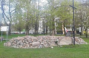 Ofiar nie było, pomniki są. Absurd na Woli