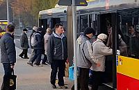 Starsze panie kontra zmęczeni pracownicy. Ustępować czy nie?