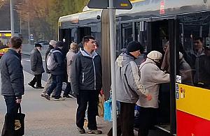 Starsze panie kontra zmęczeni pracownicy. Ustępować czy nie?
