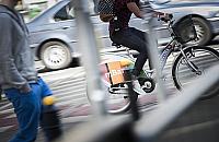 "Jeżdżą jak wariaci". Czy należy bać się rowerzystów?