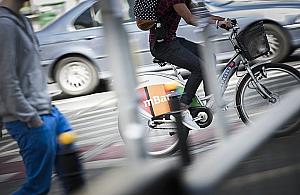 "Jeżdżą jak wariaci". Czy należy bać się rowerzystów?