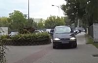 Samochód na chodniku, pieszy na masce